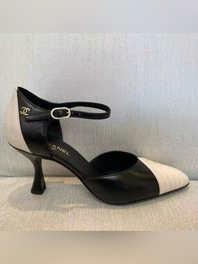 MARY JANES
Lambskin
Black & White